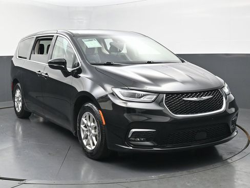 Used 2024 Chrysler Pacifica Touring-L image 3