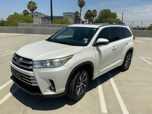 Used 2018 Toyota Highlander XLE FWD image 2