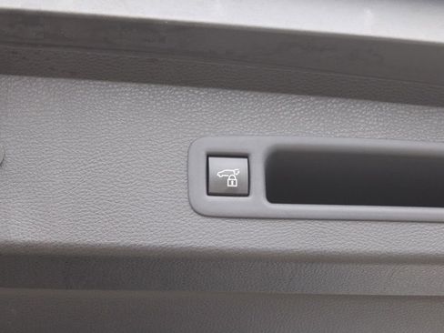 Used 2025 Toyota Sienna Platinum image 12