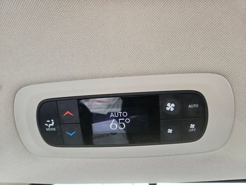 Used 2022 Chrysler Pacifica Touring-L FWD image 13