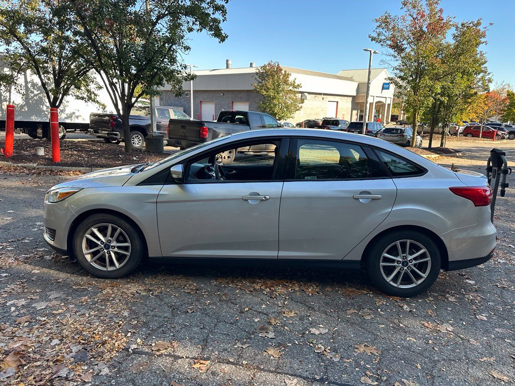 Used 2015 Ford Focus SE FWD image 2