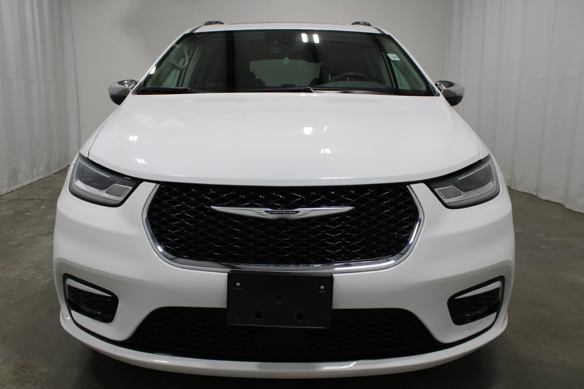 Used 2023 Chrysler Pacifica Limited FWD image 3