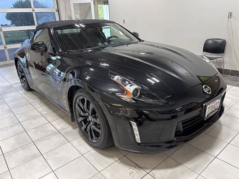 Used 2018 Nissan 370Z Touring RWD image 5