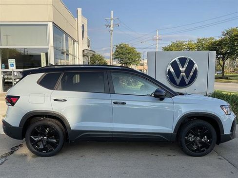New 2025 Volkswagen Taos SE image 2