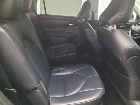 Used 2021 Toyota Highlander XLE AWD/4WD image 19