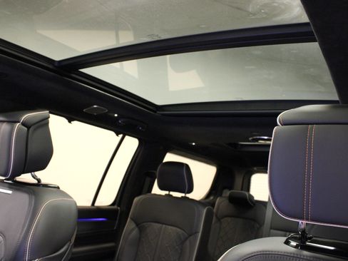 New 2023 Jeep Grand Wagoneer Series III AWD/4WD image 10