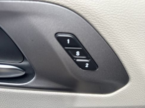 Used 2023 Chrysler Pacifica Touring-L FWD image 18