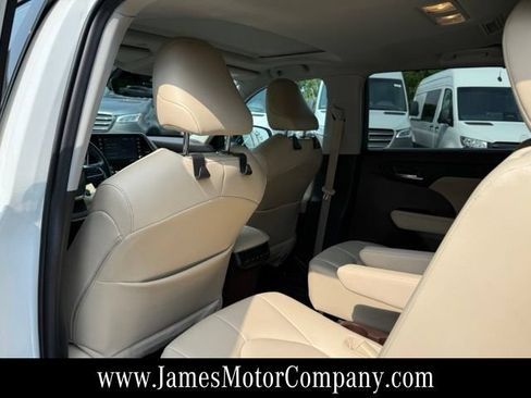 Used 2021 Toyota Highlander XLE AWD/4WD image 19