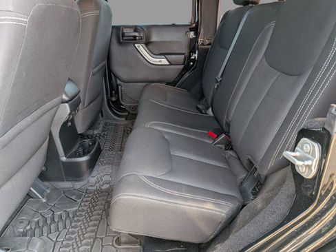 Used 2015 Jeep Wrangler Unlimited Sahara w/ Connectivity Group AWD/4WD image 31