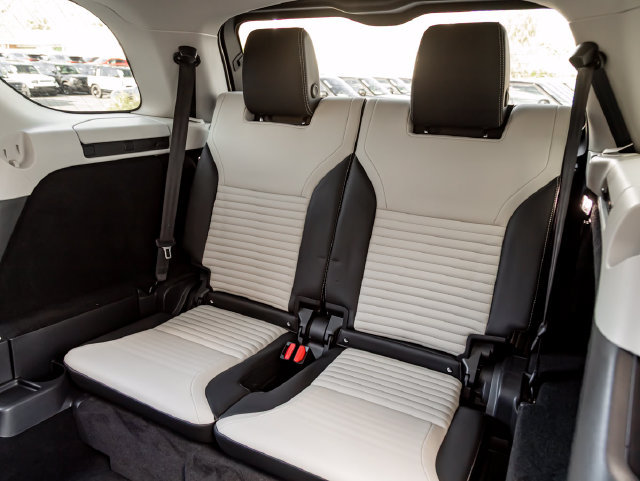 Used 2025 Land Rover Discovery S AWD/4WD image 30