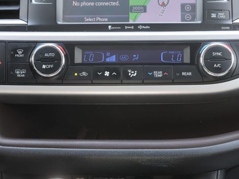 Used 2019 Toyota Highlander XLE image 20