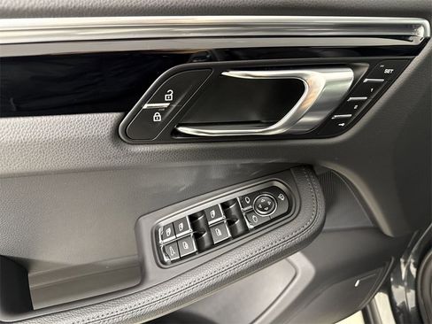 Certified 2025 Porsche Macan image 34