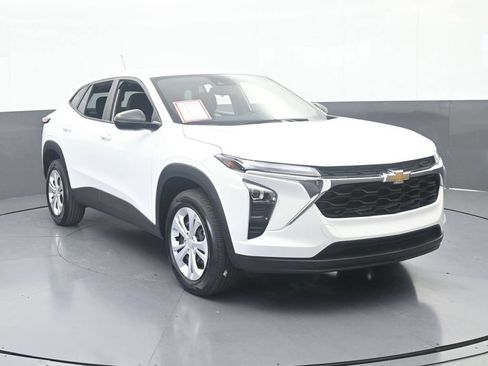Used 2025 Chevrolet Trax LS FWD image 9