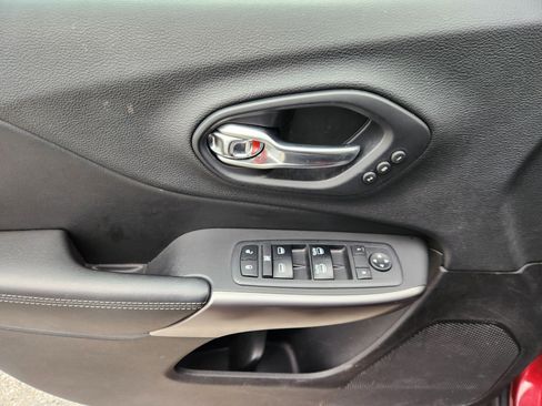 Used 2019 Jeep Cherokee Limited image 16