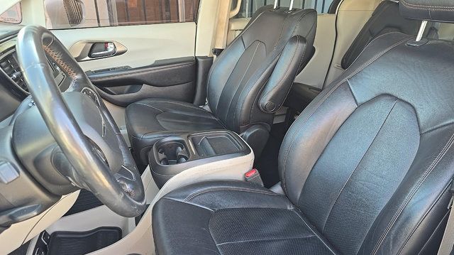 Used 2020 Chrysler Pacifica Touring-L FWD image 7
