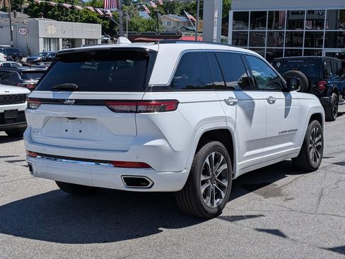 Used 2022 Jeep Grand Cherokee Overland w/ Luxury Tech Group IV AWD/4WD image 6
