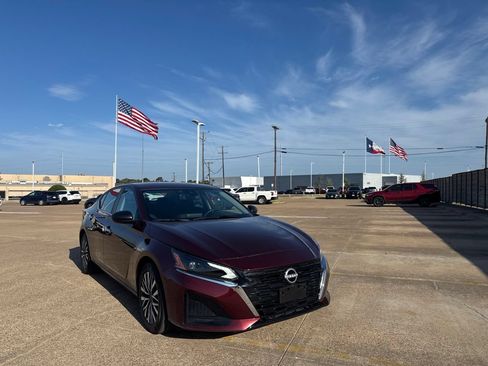 Certified 2025 Nissan Altima 2.5 SV FWD image 2