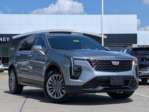Used 2025 Cadillac XT4 Premium Luxury FWD image 2