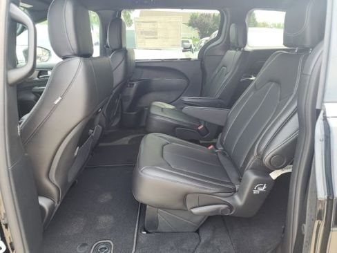 New 2026 Chrysler Pacifica Select image 17