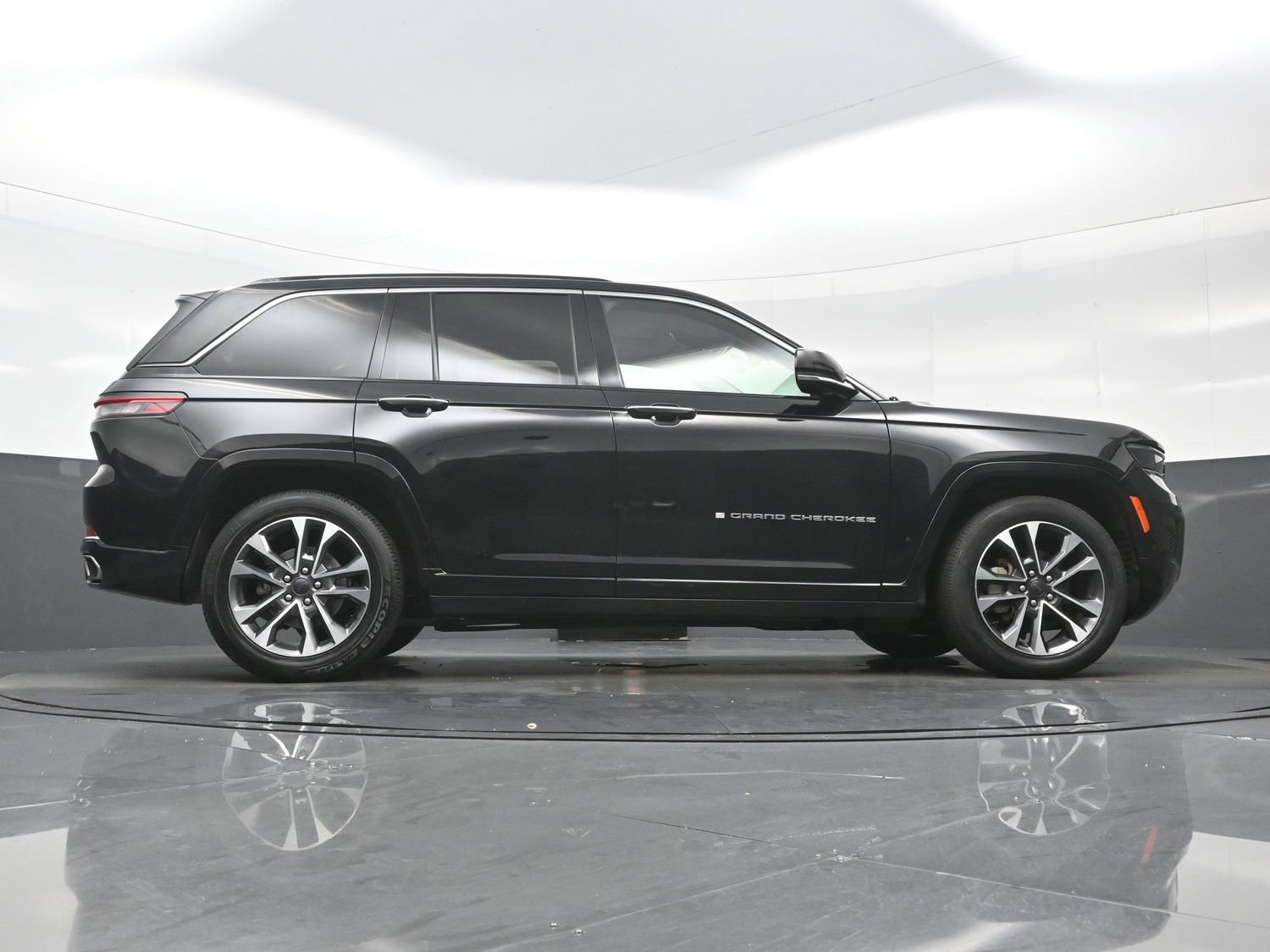 Used 2022 Jeep Grand Cherokee Overland AWD/4WD image 35