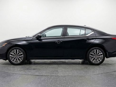 Used 2025 Nissan Altima 2.5 SV FWD image 5