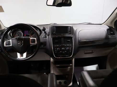 Used 2018 Dodge Grand Caravan SE w/ UConnect Hands-Free Group image 16