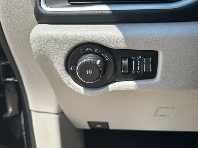 Used 2023 Chrysler Pacifica Touring-L FWD image 11