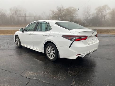 Used 2024 Toyota Camry SE image 3