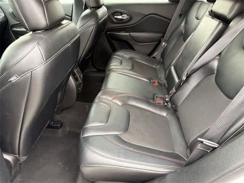 Used 2022 Jeep Cherokee Trailhawk image 6