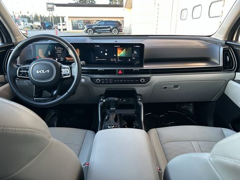 Certified 2025 Kia Sorento S w/ Panoramic Sunroof Package image 17