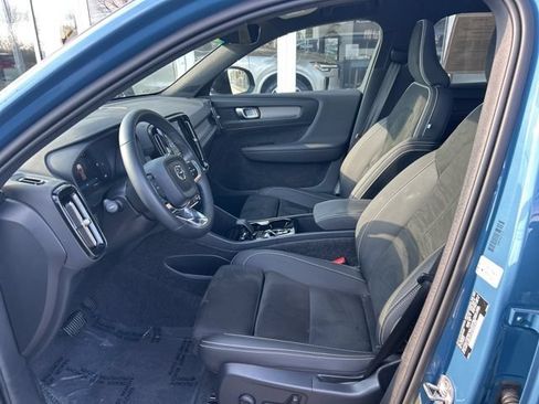 Certified 2025 Volvo XC40 B5 Plus AWD/4WD image 17
