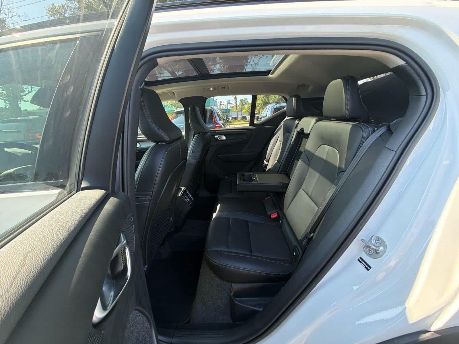 Certified 2025 Volvo XC40 B5 Plus AWD/4WD image 21