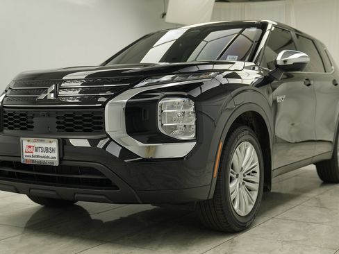 Used 2025 Mitsubishi Outlander ES image 4