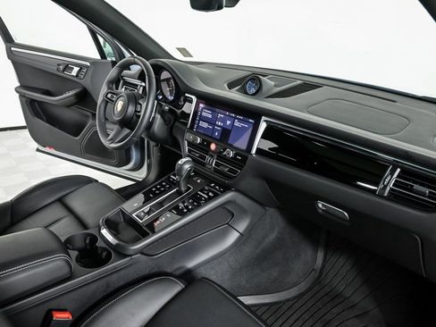 Certified 2025 Porsche Macan image 25