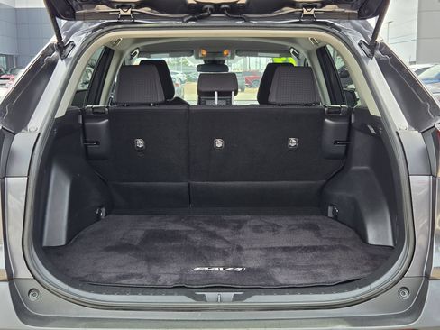 Used 2019 Toyota RAV4 LE FWD image 17