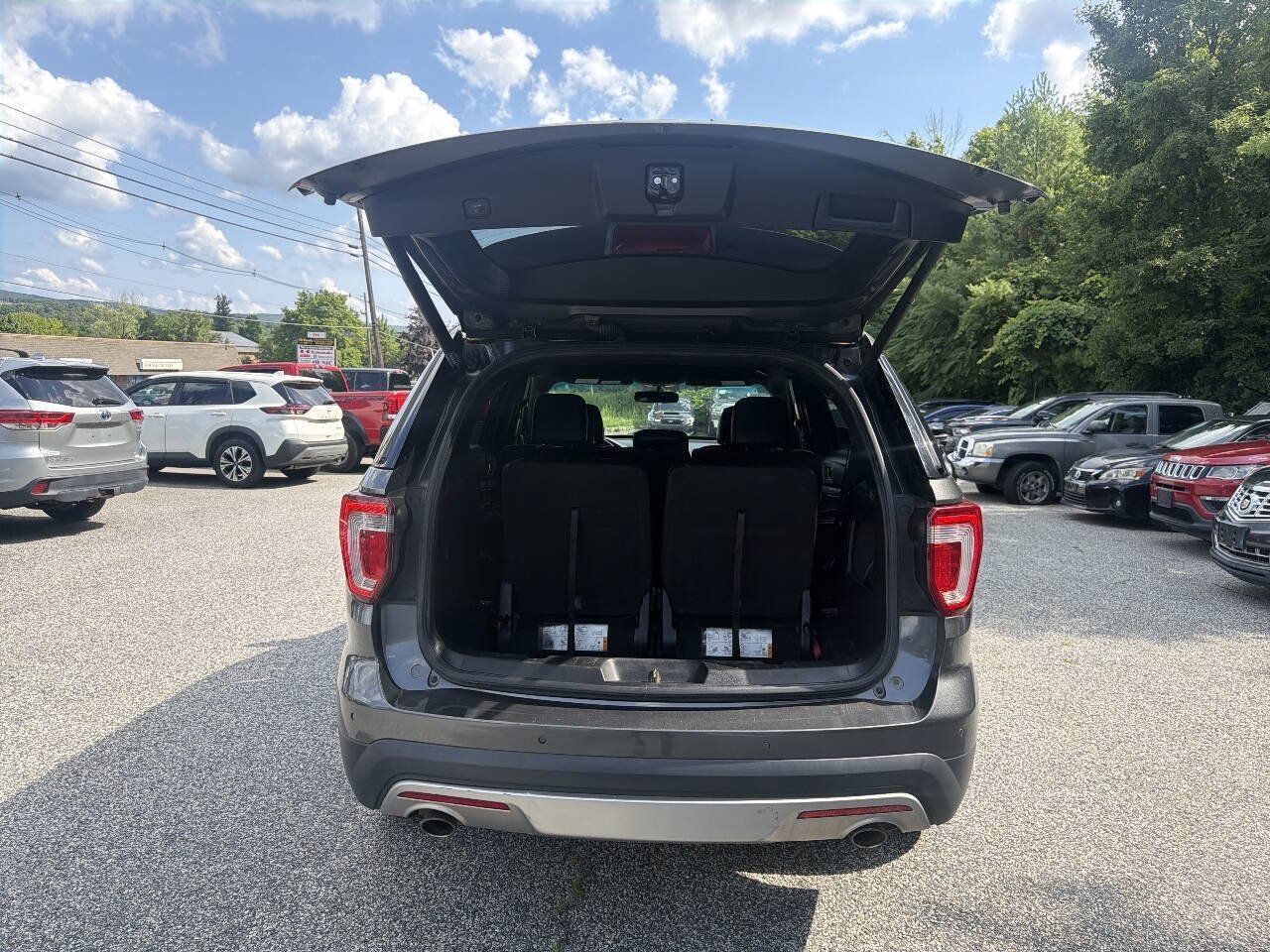 Used 2017 Ford Explorer XLT w/ Equipment Group 202A AWD/4WD image 13