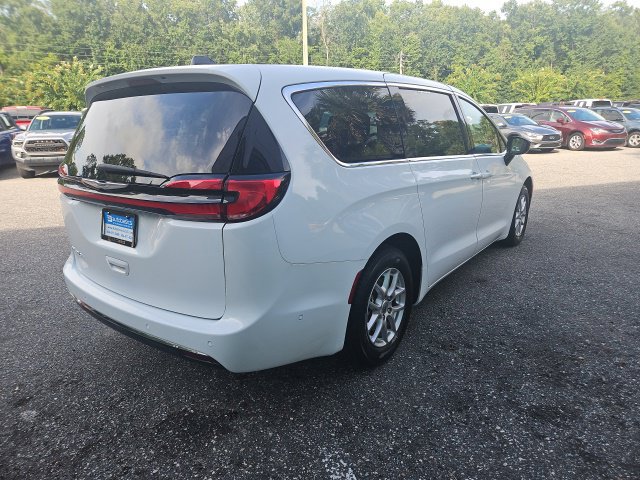 Used 2024 Chrysler Pacifica Touring-L FWD image 8