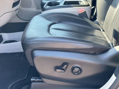 Used 2023 Chrysler Pacifica Touring-L FWD image 16