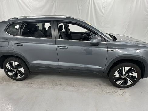 Used 2024 Volkswagen Taos SE w/ Panoramic Sunroof Package image 2