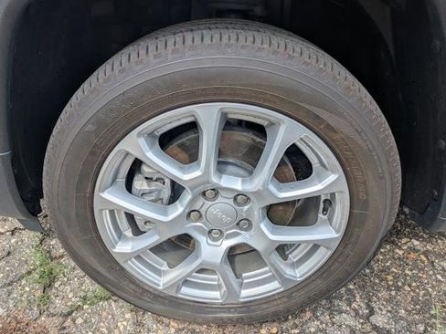 Used 2023 Jeep Compass Latitude image 14