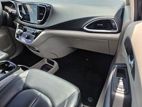 Used 2023 Chrysler Pacifica Touring-L FWD image 18