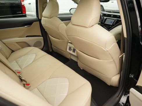 Used 2018 Toyota Camry XLE FWD image 15
