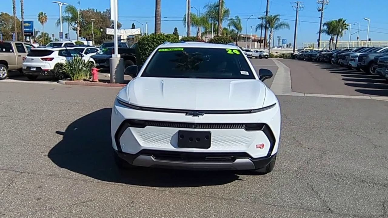Used 2024 Chevrolet Equinox EV LT w/ LPO, Blackout Package FWD image 3
