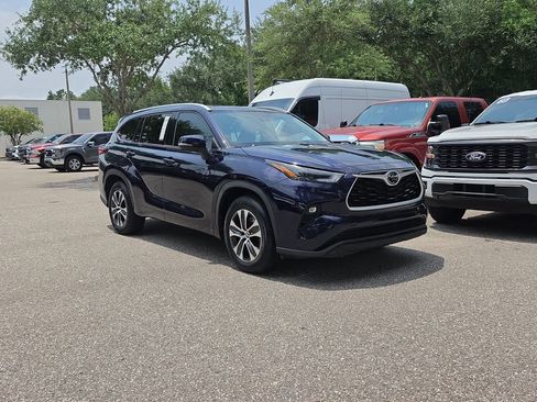 Used 2022 Toyota Highlander XLE FWD image 2