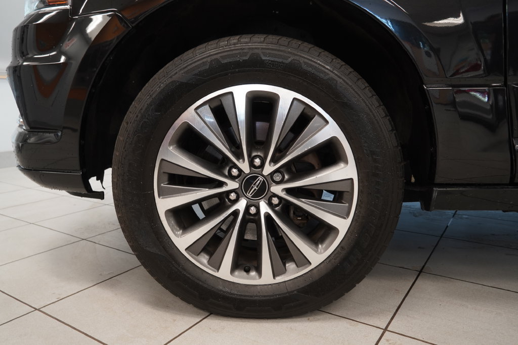 Used 2015 Lincoln Navigator L 4WD image 19