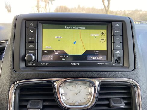 Used 2016 Chrysler Town & Country Touring w/ Driver Convenience Group FWD image 17