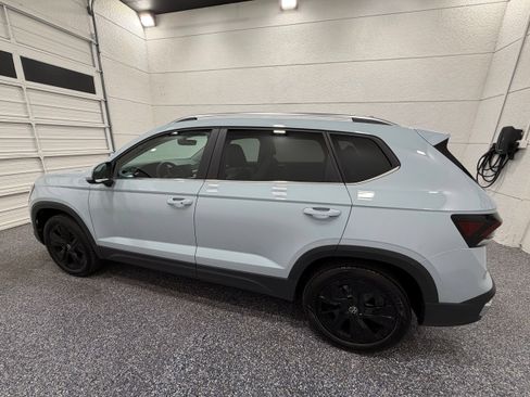 Used 2026 Volkswagen Taos SE w/ Panoramic Sunroof Package FWD image 3