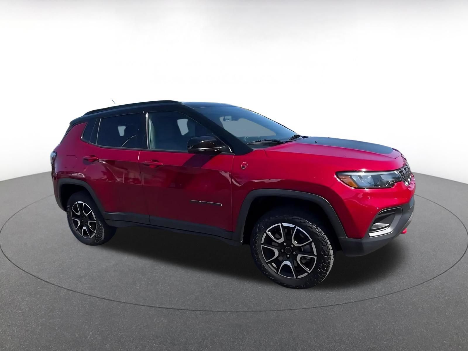 Used 2025 Jeep Compass Trailhawk AWD/4WD image 2