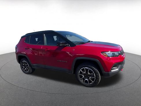 Used 2025 Jeep Compass Trailhawk AWD/4WD image 2