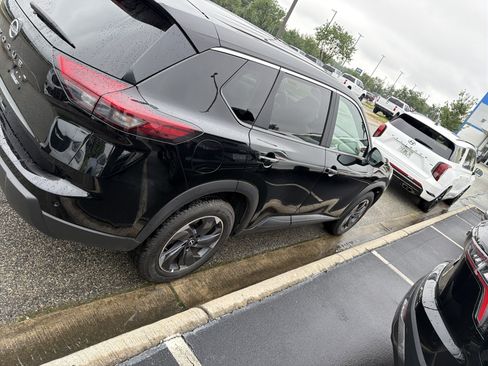 Used 2025 Nissan Rogue SV FWD image 11